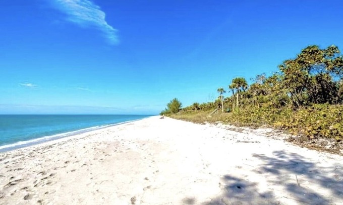 Englewood House | Sunset Beach Getaway minutes away from PARADISE!