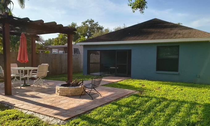 Sunset Park House | Sunset Hideaway - Located near the River District