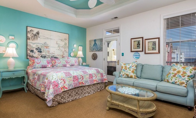 Sunset Island House | Sunset Island 51 Sunset Island Dr - Spacious Home Near Pools & Private Bayfront Beach