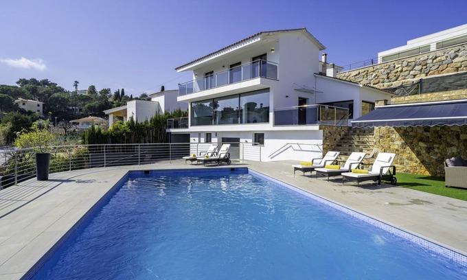 Condado del Jaruco Villa | Sunset Lux House - Ideal for families in Residential Area & Aircon