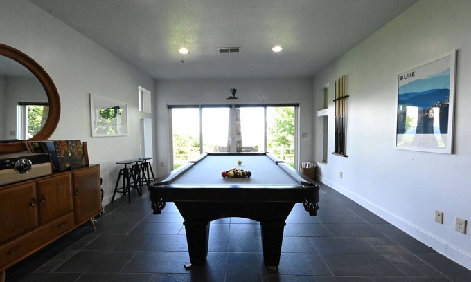 Bryson City House | Sunset Peaks Luxe Mtn Escape + HotTub & Pool Table