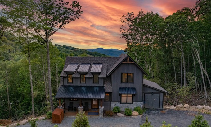 Elk Park Cabin | Sunset Ridge at Eagles Nest - near Winery, views, hot tub, dog friendly