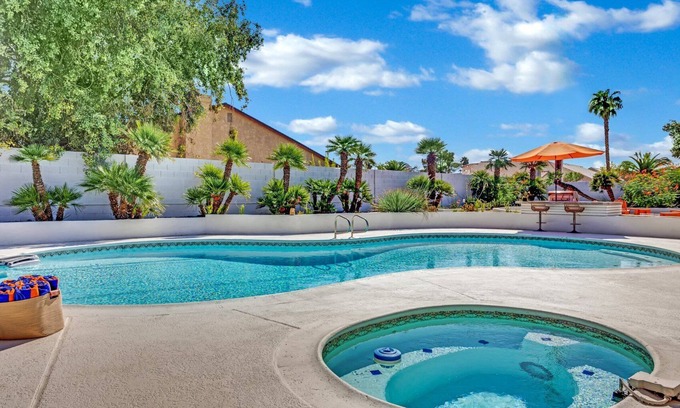 Paradise House | Sunset Royale - The Ultimate Vegas Getaway