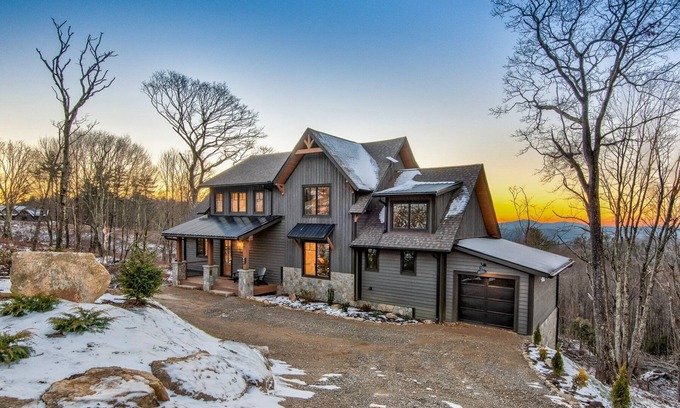 Elk Park Cabin | Sunset View Retreat at Eagles Nest - views, pets, near Winery