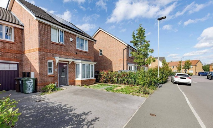 Bilston Apartment | Sunset View Retreat in Wednesbury fr WiFi car park