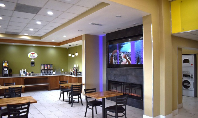 Northwest Colorado Springs Hotel | Super 8 by Wyndham Colo. Sprs. Garden Of The Gods