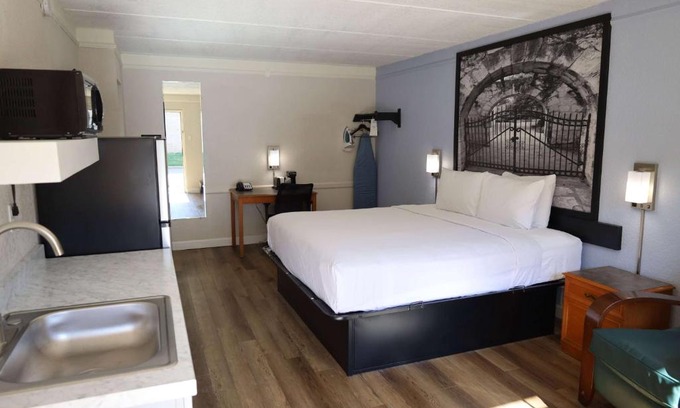 East Congress Hotel | Super 8 by Wyndham Austin South I-35