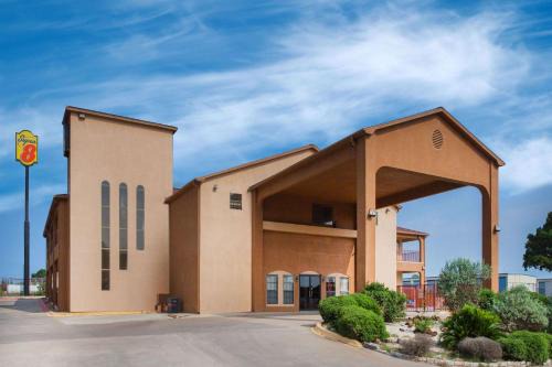 Bastrop Hotel | Super 8 by Wyndham Bastrop TX