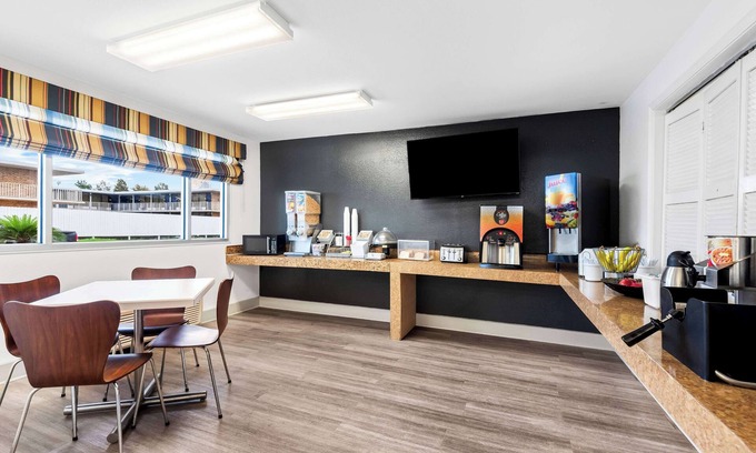Baton Rouge Hotel | Super 8 by Wyndham Baton Rouge/I-10