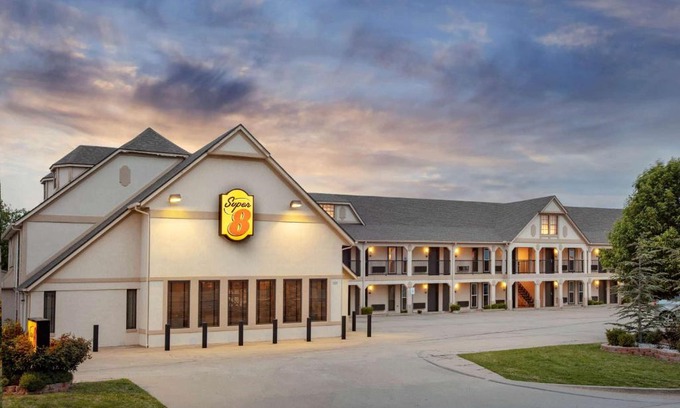 Moore Hotel | Super 8 by Wyndham City of Moore