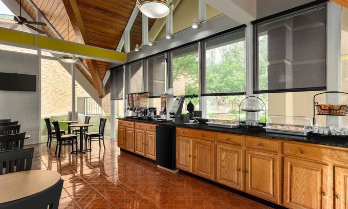 Macon Hotel | Super 8 by Wyndham Macon GA