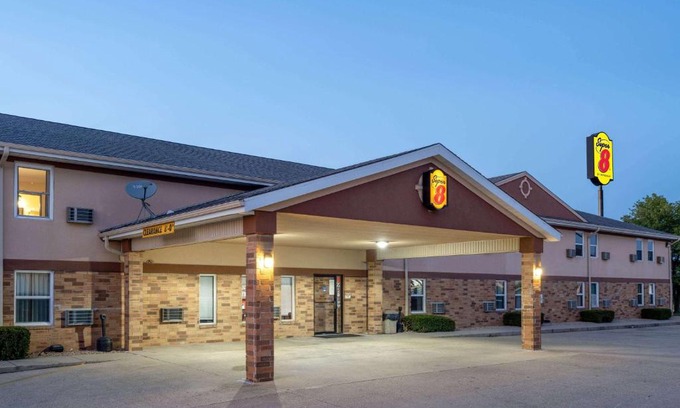 Mattoon Hotel | Super 8 by Wyndham Mattoon