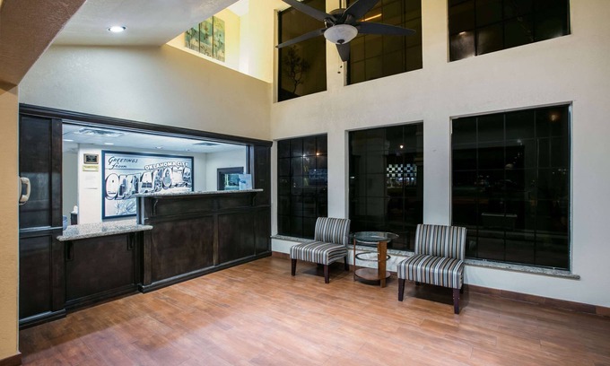 Central Oklahoma City Hotel | Super 8 by Wyndham Oklahoma Airport Fairgrounds West