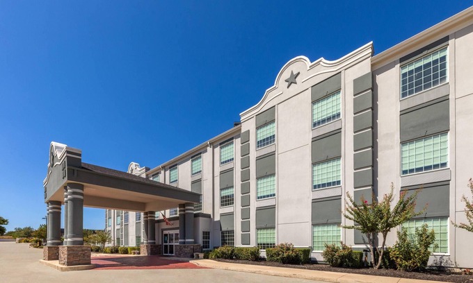 San Antonio Hotel | Super 8 by Wyndham San Antonio/Alamodome Area