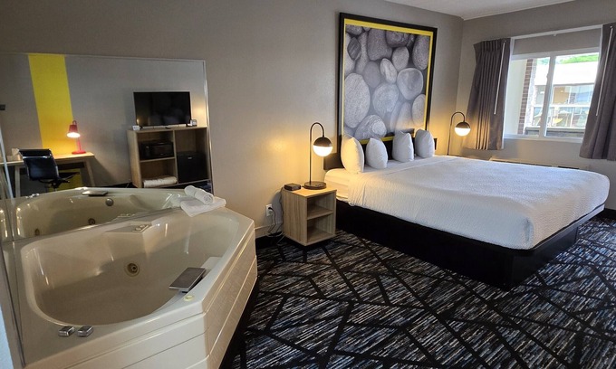 Traverse City Hotel | Super 8 by Wyndham Traverse City