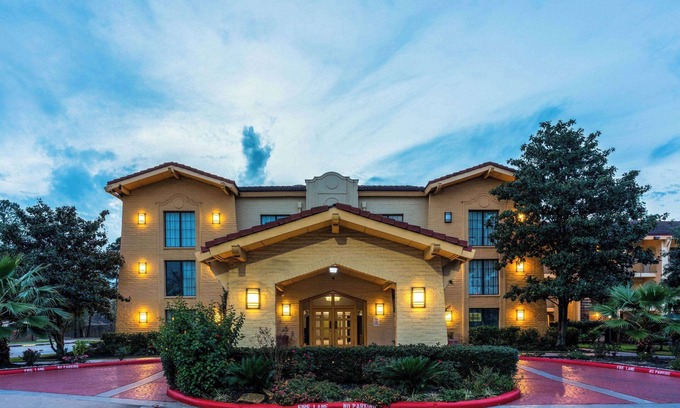 Shenandoah Hotel | Super 8 by Wyndham The Woodlands North