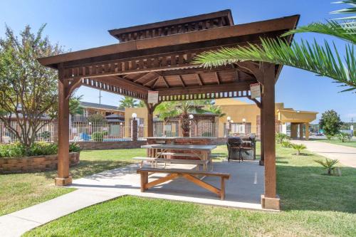 Tyler Hotel | Super 8 by Wyndham Tyler TX