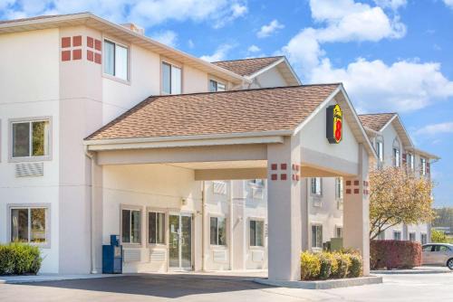 West Middlesex Hotel | Super 8 by Wyndham West Middlesex/Sharon Area