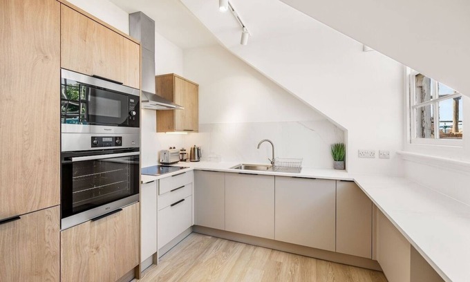Seafront House | Super Central Flat in Brighton Sleeps 6 with WiFi by PureStay