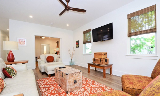 West Riverside House | SUPER COMFY & BEAUTIFUL 3/3 TOWNHOME - BEST LOCATION! HEART OF NOLA