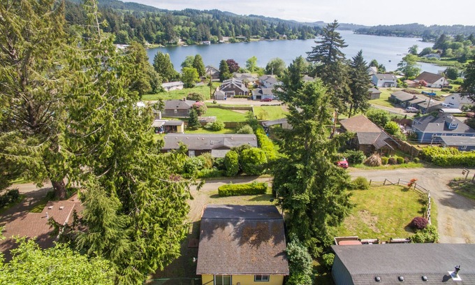 Neotsu House | Super cute lake view pet friendly cottage, large deck, beach access close by