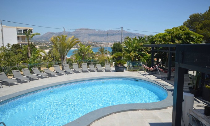 El Albir Villa | Super Location. Sea at 70m, Beach 300m, Wifi, Aircon, BBQ, 3 Gen Family, Party
