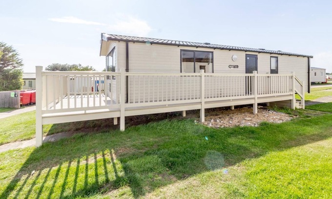 Kessingland House | Superb 8 berth caravan for hire in Suffolk at Kessingland Beach ref 90003DW