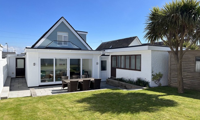 Rhosneigr House | Superb family getaway, sleeps 8, pet friendly, south facing garden near beaches