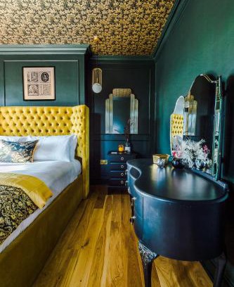 Old Windsor House | Superb Home in Windsor by Casa by Grace, Legoland, Large groups, New HOT TUB, Dog Friendly, Free Parking, sleeps 7-9!