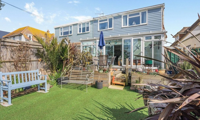 Seaford Cottage | Superb seaside house with sea views and proximity to local amenities.