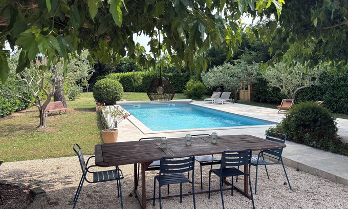 Vedene Villa | Superb villa near Avignon 4 bedrooms swimming pool large garden parking