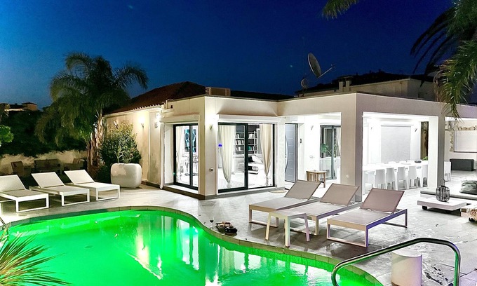 Empuriabrava Villa | SUPERB VILLA NEAR THE SEA - SWIMMING POOL - INTERIOR JACCUZI - HAMAM -