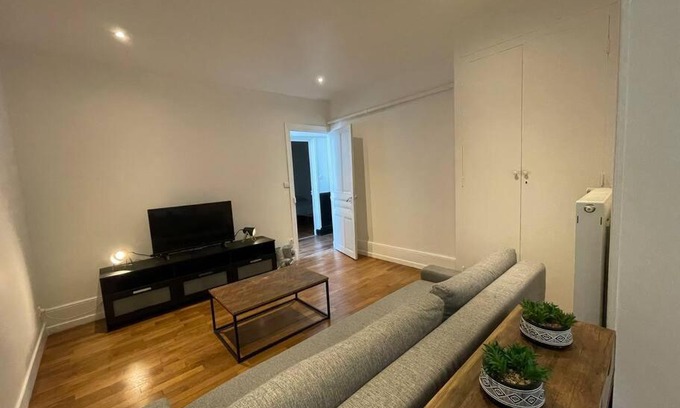 Poussots Apartment | Superbe appartement rénové avec parking gratuit
