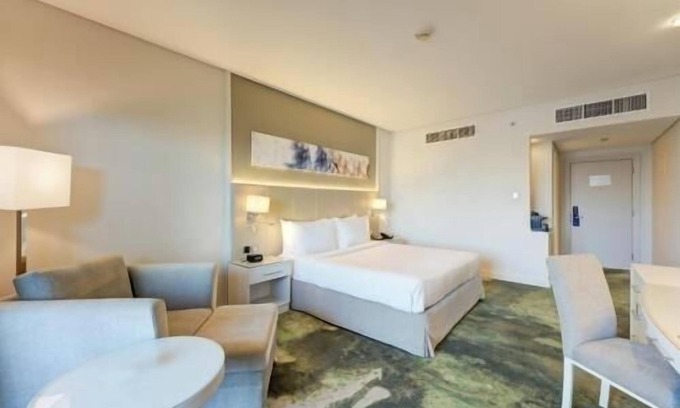 Dubai Investment Park Apartment | Superior King Room Near Green Community Village