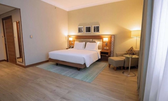 Al Muraqqabat House | Superior Room Near Al Bakhti By Luxury Bookings