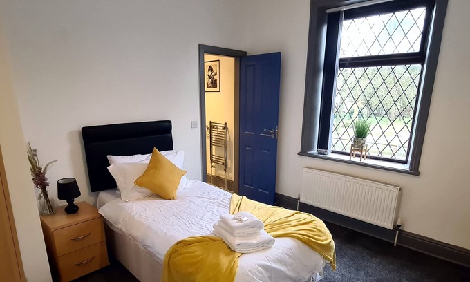 Burnley House | Superior Single Room with Ensuite Church view