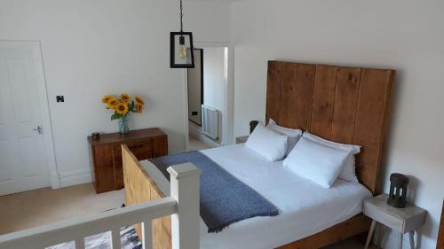 Preston House | Superking Size City Centre En-Suite Room + Parking
