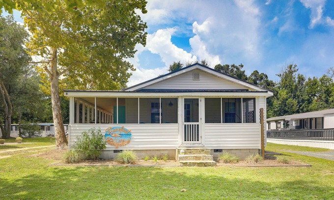 Holly Ridge Cottage | Surf City Cottage w/ Spacious Deck - 2 Mi to Beach