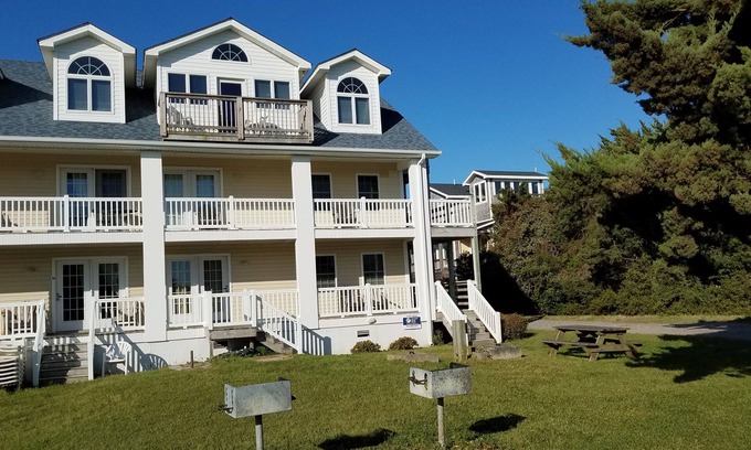 Ocracoke Condo | Susan's Island Villa: Condo convenient to restaurants and shops.