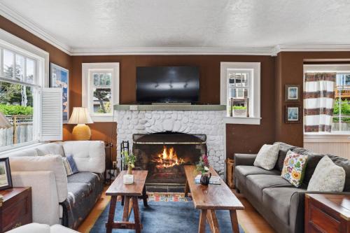 Manzanita House | Susans Beach Cottage Steps To Sand & Surf!