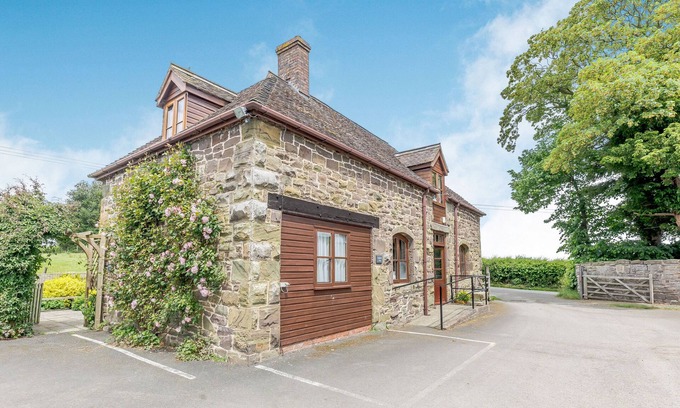 Strefford Apartment | SWALLOW'S NEST, pet friendly, character holiday cottage in Strefford