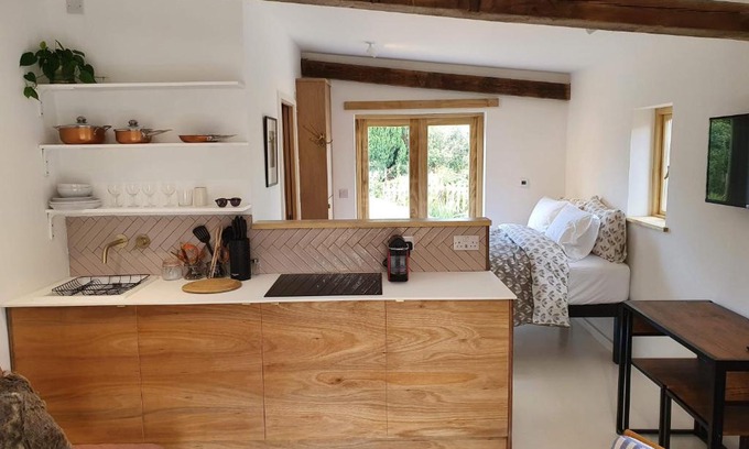 Faversham Apartment | Swallow Studio - Private rural retreat with expansive garden