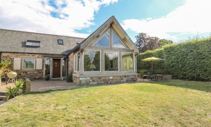 Holymoorside Cottage | SWALLOWS BARN, family friendly, with a garden in Chesterfield