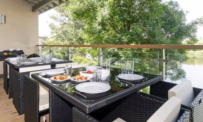 Cirencester Apartment | Swallows Nest,lower Mill Estate, Lakeside Home/spa