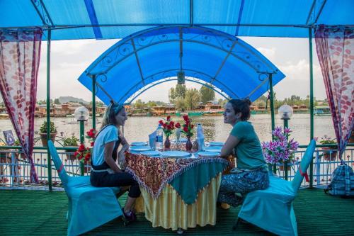 Srinagar Boat Rental | Swan Group of Houseboats, Golden Dal Lake