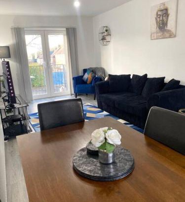 Walsall Apartment | Swanky 2-Bedroom Apt in Walsall/5mins from M6.