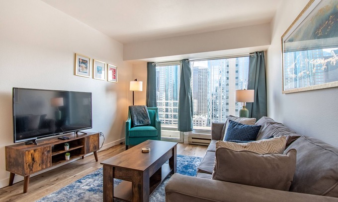 Downtown Seattle Condo | Swanky Condo in Heart of Seattle w/Parking & Pool!