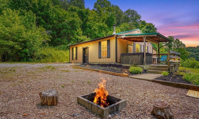 South Bloomingville Cabin | Swaying Pines Cabin with EV Charging Station