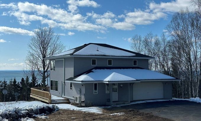 Two Harbors House | Sweeping lake views-5 min drive to Gooseberry-10 min to Two Harbors-3 bedrooms