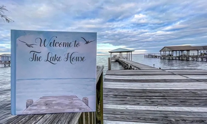 Lake Waccamaw House | Sweet and cozy 3-bedroom house on enchanting Lake Waccamaw with AC